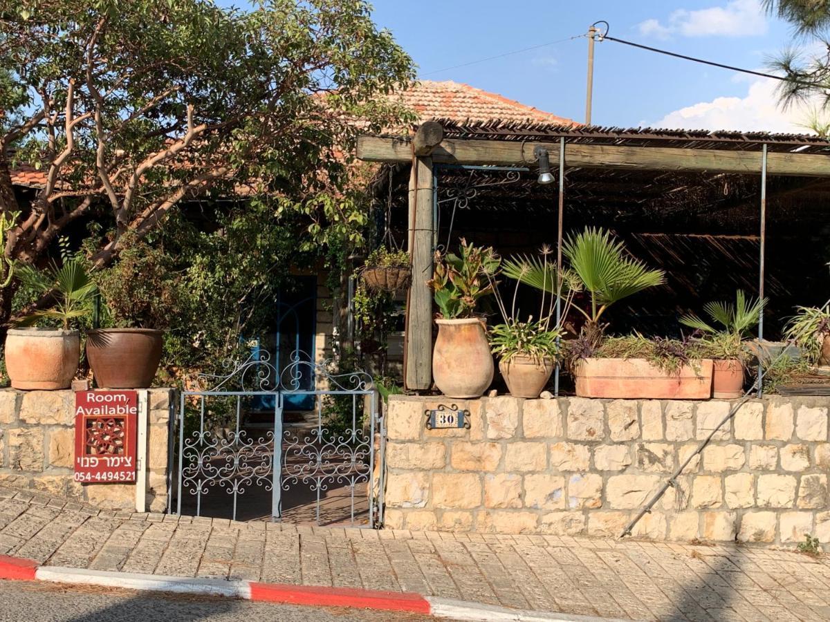 בית האבן העתיק מ-1885 עם מגונית פרטית בחצר Рош-Пинна Экстерьер фото