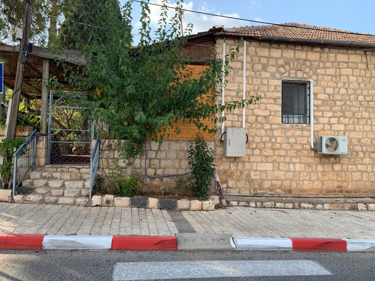 בית האבן העתיק מ-1885 עם מגונית פרטית בחצר Рош-Пинна Экстерьер фото