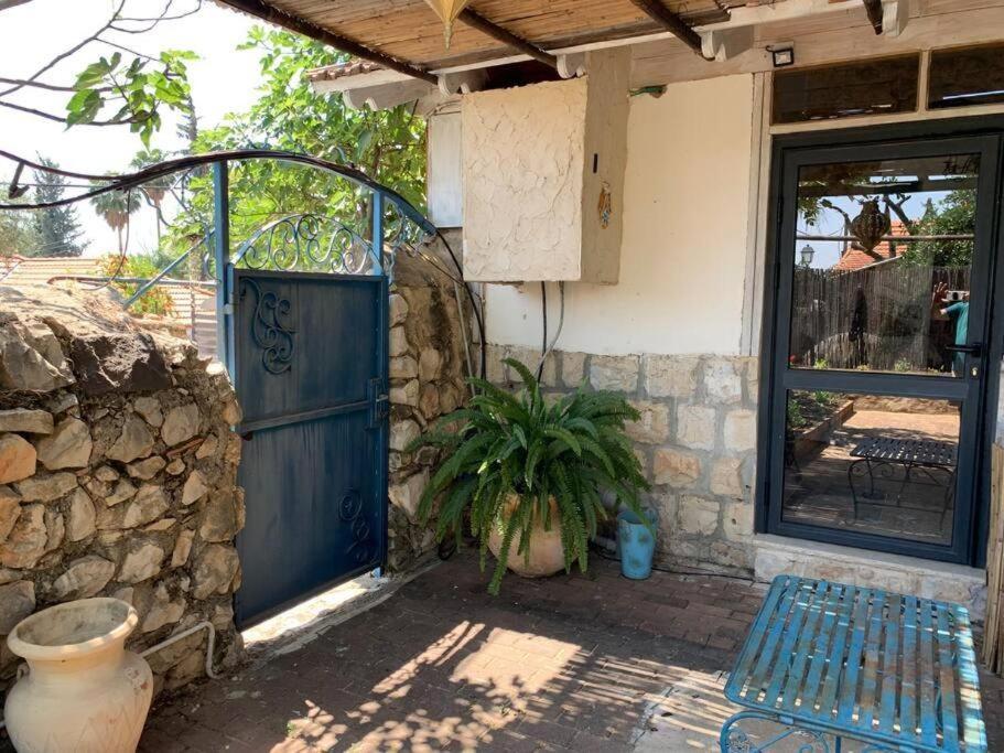 בית האבן העתיק מ-1885 עם מגונית פרטית בחצר Рош-Пинна Экстерьер фото